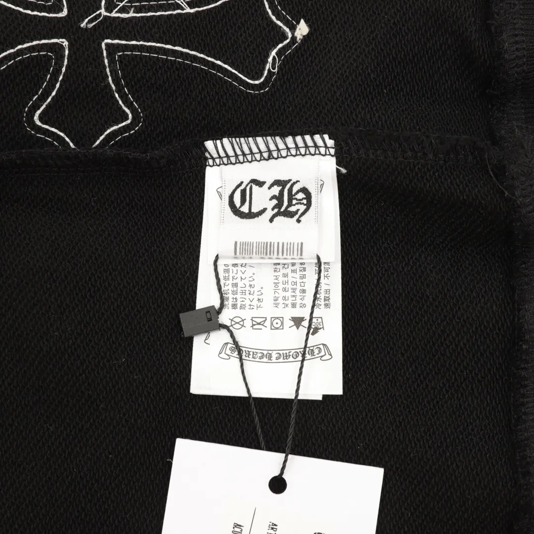 🅿️500 Chrome Hearts/Chrome Hearts 25Fw leather label cross patch embroidered round neck sweatshirt CH24 autumn and winter new leather cross flower cluster sweatshirt, Chrome Hearts has the religious spirit of the Middle Ages, so the cross pattern is indispensable. The cross pattern sewn with the three-dimensional leather label is spread all over the body. The overall clothing is matched with the same color leather label, which looks simple and elegant, and adds a sense of class, which can satisfy the cool style of fashionistas who pursue low-key luxury. 430 grams of 100% cotton terry, no gender restrictions, authentic grade! Color: black, white Size: XS-L